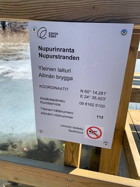 Uusi laituri Nupurissa maksoi 98 000 euroa. Uiminen laiturilta on kyltin mukaan kielletty.
