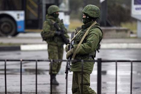 Aseistettuja miehiä 28. helmikuuta vuonna 2014 Krimin niemimaalla.