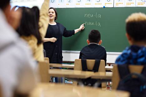 Apulaisrehtori Mirjami Sjögren opettaa ensimmäisen luokan oppilaille suomea. Vain yhdelle oppilaalle suomi on äidinkieli.