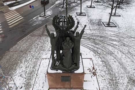Moskovan kaupungin Helsingille lahjoittama Maailman rauha -veistos paljastettiin Hakaniemenrannassa tammikuussa 1990.