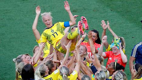 Kosovare Asllani ja Sofia Jakobsson laukoivat Ruotsille jalkapallon naisten MM-pronssia: ”Vau, mitä sankareita”