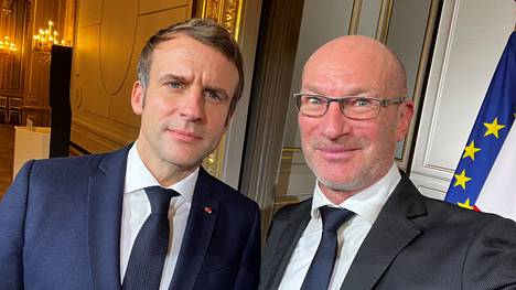 Ari Huusela (oik.) oli kutsuvieraana Ranskan presidentin Emmanuel Macronin vastaanotolla Élysée-palatsissa Pariisissa 6. joulukuuta.