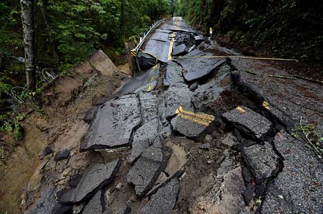 Rankkasateet ja tulvat tuhosivat tien lähellä Scotts Valleyta. 