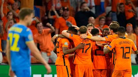 EM-jalkapallo | Hollanti avasi kisat niukalla voitolla Ukrainasta – Christian Eriksenin kohtalo muutti joukkueen valmistautumista