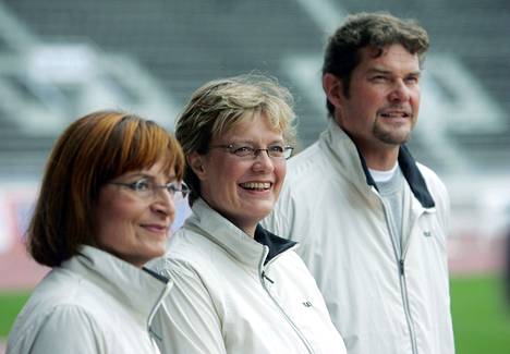 Hilla Blomberg followed the parliamentarians' sports day at the Olympic Stadium in 2005 together with Eva Polttila and Risto Autio.