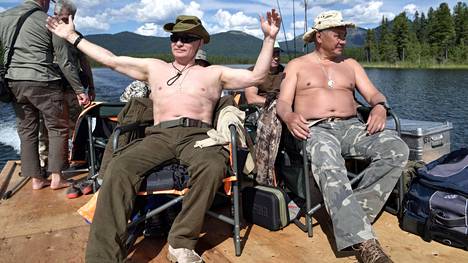 Venäjän väistyvä puolustusministeri Sergei Šoigu (oik.) nähtiin usein retkillä Venäjän johtajan Vladimir Putinin kanssa. Kuva on kesältä 2017 Tuvan alueelta.