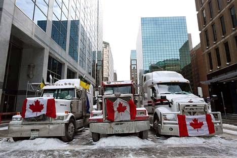 Freedom Convoy -mielenosoituksiin osallistuvia rekkoja pysäköitynä Kanadan pääkaupungissa Ottawassa perjantaina.