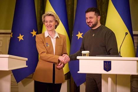 Euroopan komission puheenjohtaja Ursula von der Leyen ja Ukrainan presidentti Volodymyr Zelenskyi kättelivät torstaina Kiovassa.