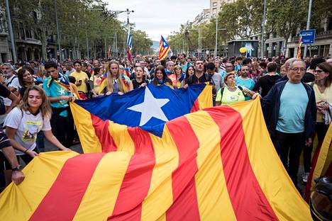 Itsenäisyysmieliset protestoivat Katalonian entisten johtajien tuomitsemista vankilaan Barcelonassa lokakuussa 2019 