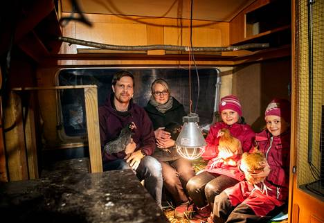 Multaa ja olkia uuden kodin lattialle! Tommi ja Nina Turku sekä tytöt Emma ja Thelma pitävät kanoja Espoossa ja hankkivat pihalleen asuntovaunun, jossa lemmikit viettävät talven.