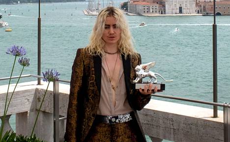 Samira Elagoz voitti heinäkuussa Venetsian teatteribiennaalissa hopeisen leijonan.