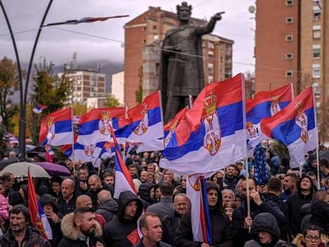 Kosovon serbit mielenosoituksessa 6. marraskuuta. Pohjois-Kosovon serbit ilmoittivat irtisanoutumisista valtion laitoksissa protestoidakseen hallituksen päätöstä vastaan, joka määrää, että kaikkien kansalaisten on käytettävä Kosovon viranomaisten myöntämiä auton rekisterikilpiä.