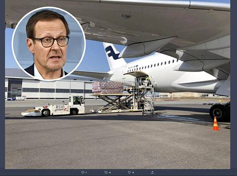 Finnairin lentokone toi suojavarusteita Kiinasta tiistaina. Huoltovarmuuskeskuksen väliaikaisena toimitusjohtaja toimii Janne Känkänen.
