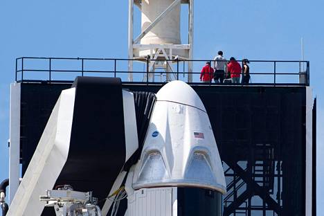 Miehittämätön Crew Dragon -kapseli yhdistettynä Falcon 9 -rakettiin Floridassa maaliskuussa 2019.