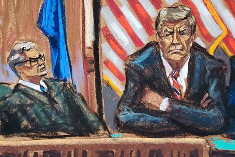Donald Trump kuuli oikeudenkäyntinsä ajankohdan etäyhteydellä. Piirros oikeussalista tiistailta 23. toukokuuta. Kuvassa vasemmalla tuomari Juan Merchan.