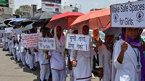 Raaka seksuaalinen väkivalta Intiassa jatkuu: Jo kolmas teinitytön raiskaus ja polttaminen viikon sisällä