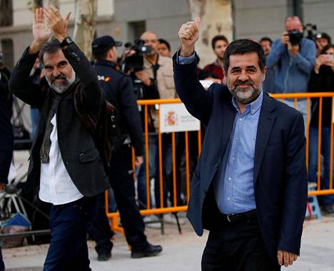 Itsenäisyysmielisten kansalaisjärjestöjen johtajat Jordi Cuixart (vas.) ja Jordi Sànchez saapuivat oikeustalolle Madridissa maanantaina.