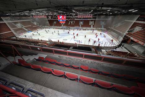 Torstain jääkiekkoliigan ottelu HIFK:n ja Jypin välillä joudutaan pelaamaan Helsingin jäähallissa ilman yleisöä suuria yleisötilaisuuksia koskevan ohjeistuksen vuoksi. Ennen ottelun alkua joukkueet lämmittelivät jäällä tyhjän katsomon edessä.