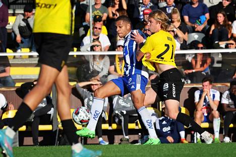 HJK:n Anthony Olusanya (vas.) suojasi palloa FC Hongan Ville Koskea vastaan.