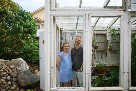 Pariskunta osti porvoolaishuvilan vanhat ikkunat 50 eurolla – nyt niiden  avulla kasvaa ainekset aamusmoothieen - Koti 