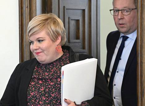 Keskustan puheenjohtaja, valtiovarainministeri Annika Saarikko toteaa elinkeinoministeri Mika Lintilän nauttivan sekä hänen että puolueen luottamusta.