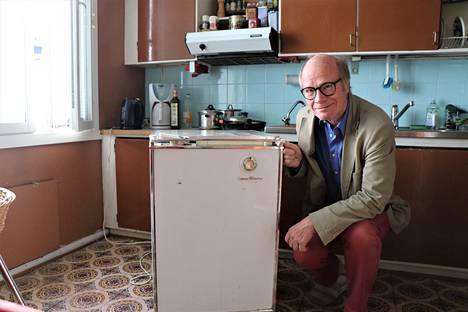 Kimmo Sasi pitkäaikaisessa kodissaan pitkäaikaisen astianpesukoneensa kanssa. Uuden koneen hankkiminen ei ole suunnitelmissa.