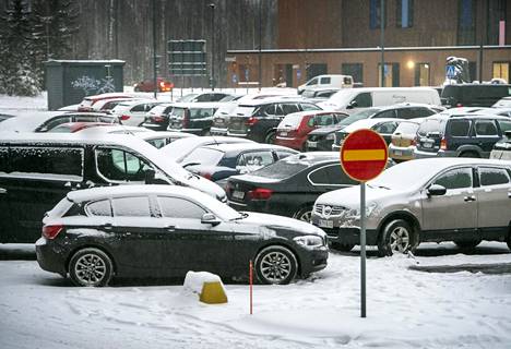 Tammikuussa Kivistön liityntäpysäköintialueet olivat täynnä autoja.