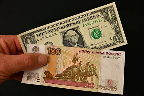 Venäjän ruplia ja Yhdysvaltain dollari.