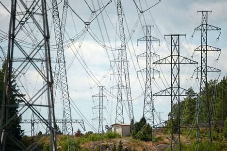 Kaksivuotisten sähkösopimusten keskihinnat ovat keskimäärin kolmin–nelinkertaistuneet viime vuodesta. Kuvassa voimalinjoja Espoossa.
