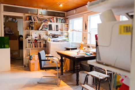 Kun taiteilija Jylhän perhe vielä asui Nallenpolulla, perheen sohva sijaitsi nykyisen työpöydän paikalla.