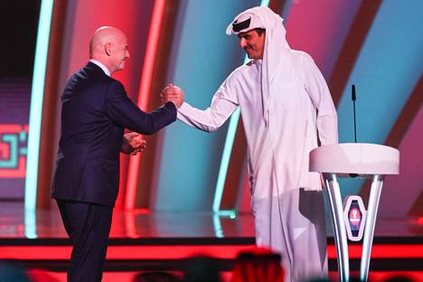 Kansainvälisen jalkapalloliiton Fifan puheenjohtaja Gianni Infantino (vas.) on hyvissä väleissä Qatarin emiirin Tamim bin Hamad al-Thanin kanssa.