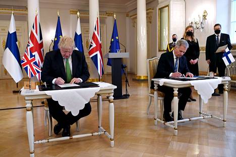 Britannian pääministeri Boris Johnson ja Suomen tasavallan presidentti Sauli Niinistö allekirjoittivat keskiviikkona Helsingissä turvallisuuspoliittisen julkilausuman. 