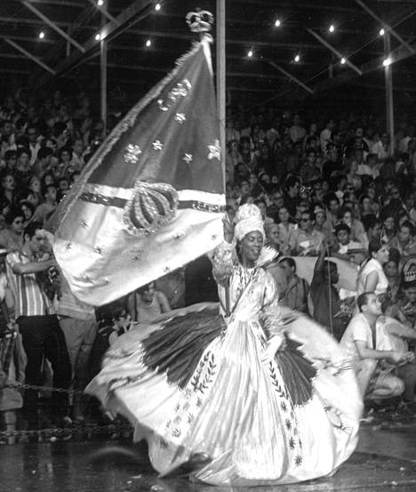 Katolisissa maissa vietetään ennen paaston alkua riehakasta karnevaaliaikaa. Meillä tästä tavasta on muistona laskiainen. Maisteri Helinä Rautavaara on tutkinut vuosia brasilialaista kansanperinnettä ja kertoo klo 18.00 yleisohjelmassa Rion karnevaaleista. Niiden järjestämisestä vastaavat etupäässä sambakoulut, kansan keskuudessa syntyneet traditionaaliset ryhmät. Jokaisella sambakoululla on vuosittain oma teemansa, musiikkinsa ja upea puvusto.