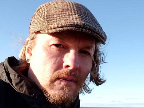 Jussi Hyvärinen voitti J. H. Erkon kirjoituskilpailun vuonna 2003 ja julkaisi esikoisteoksensa Kurkistan kaivoon kolme vuotta myöhemmin.