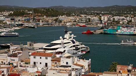 Espanja | Autolautta ajoi karille Ibizalla, ainakin 25 ihmisen kerrotaan loukkaantuneen