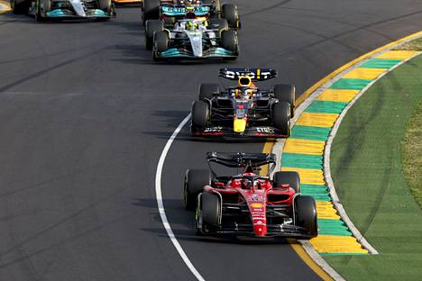 Ferrarin Charles Leclerc ja Red Bullin Max Verstappen ajoivat peräkkäin Melbournessa, kunnes Verstappen joutui keskeyttämään.