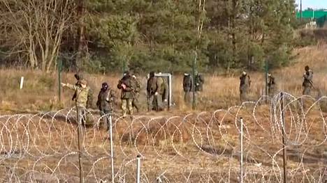 Kuvakaappaus Puolan puolustusministeriön välittämältä videolta näyttää väitetysti Valko-Venäjän sotilaita raja-alueella. Puola rajoittaa median toimintaa rajan lähellä.