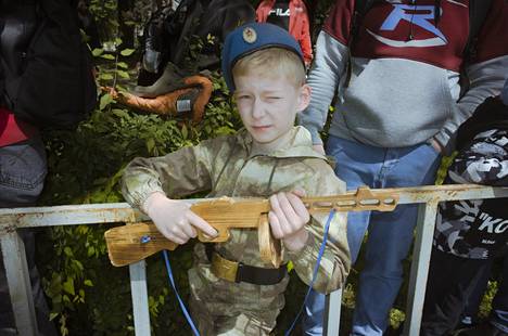 Мальчик с деревянным автоматом на Параде победы в Пятигорске.