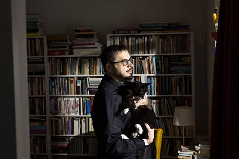 ”Nuorena aloitin Mika Waltarin historiallisista romaaneista ja Hyvinkään kirjaston filosofian hyllyn katveesta”, kirjailija Sami Liuhto kertoo. Sylissä on Klaara-kissa.