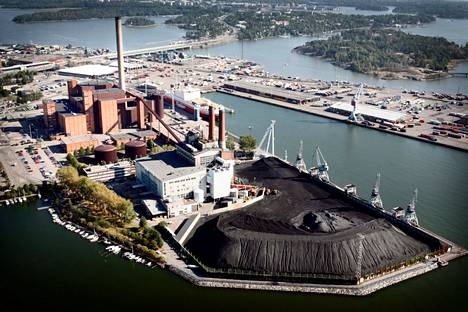 Hanasaaren A- ja B-voimalat kuvattuna vuonna 2006. Etualalla oleva A-voimala purettiin vuosina 2007–2008.