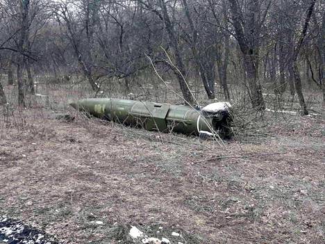 Räjähtämätöm lyhyen kantaman hypersooninen ballistinen ohjus Kramatorskissa. Ohjus on ukrainalaisten viranomaisten mukaan peräisin Iskander-järjestelmästä.