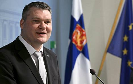 Kansanedustaja Mikko Savola (kesk) nimitettiin puolustusministeriksi torstaina.