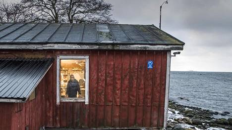 Lauttasaaren edustalla uinuu salainen idylli – Tältä näyttää veneenveistäjä Juha Tiiran työpaikalla, johon pääsee vain veneellä