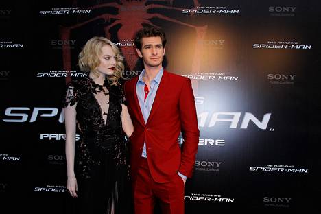 Näyttelijät Andrew Garfield ja Emma Stone näyttäytyivät elokuvan Ranskan ensi-illassa Pariisissa kesäkuussa.