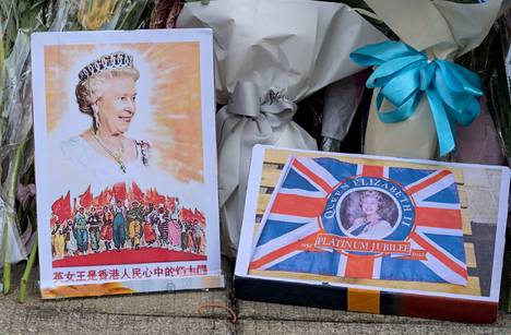 Britannian konsulaatin edusta täyttyi kuningatarta muistavista kuvista ja kukista Hongkongissa. 