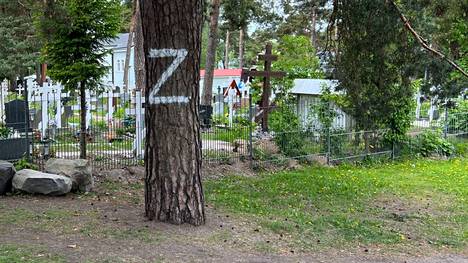 Puuhun ilmestyi suuri Z-kirjain Hietaniemen hautausmaan läheisyyteen. Kuva on otettu lauantaina 3. kesäkuuta. 
