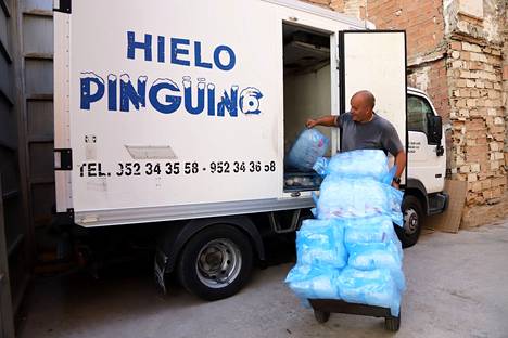 Espanjassa jääpalojen hinnat ovat nousseet muun muassa helleaaltojen ja energian hinnan nousun seurauksena. Mies kuljetti jäitä 5. elokuuta Málagassa.