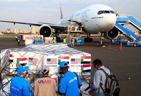 Työntekijät purkivat Covax-ohjelman kautta toimitettuja rokotteita 6. lokakuuta Khartumin lentokentällä Sudanissa.