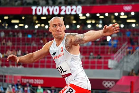 Puolan Jakub Krzewina odottaa viestikapulaa Tokion olympiakisoissa 2021.