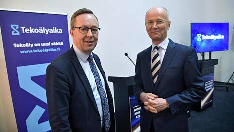 Ohjausryhmän puheenjohtaja Pekka Ala-Pietilä (oik.) luovutti elinkeinoministeri Mika Lintilälle Tekoälytyöryhmän väliraportin.